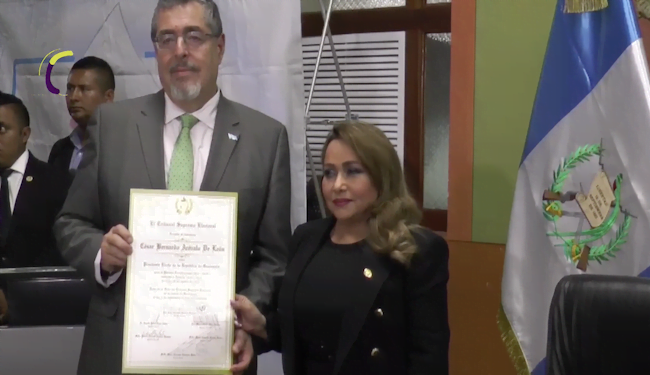 TSE entrega credenciales a presidente electo guatemalteco