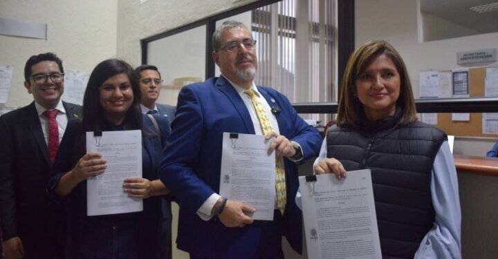 Arévalo dice que amparo busca frenar a los que se quieren robar la democracia en Guatemala