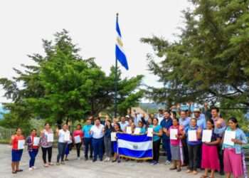 Familias de antiguas zonas en disputa entre El Salvador y Honduras reciben nacionalidad salvadoreña