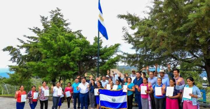 Familias de antiguas zonas en disputa entre El Salvador y Honduras reciben nacionalidad salvadoreña