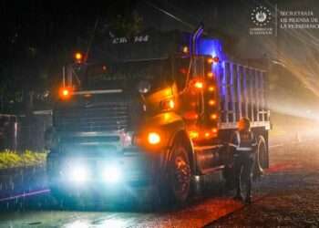 Restringen paso de vehículos de carga en importantes carreteras salvadoreñas
