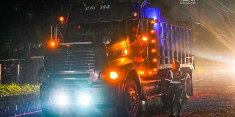 Restringen paso de vehículos de carga en importantes carreteras salvadoreñas