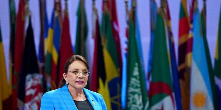 Fuertes críticas a presidenta de Honduras por proponer consulta popular para alcanzar el socialismo