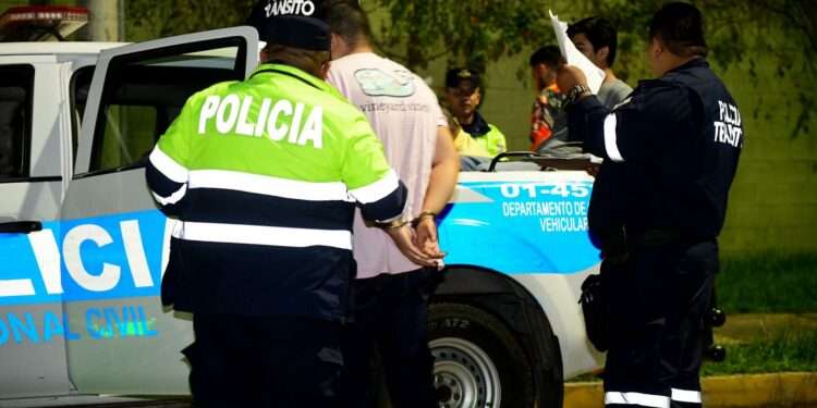Ofensiva contra conductores ebrios en El Salvador: 26 detenidos en una noche