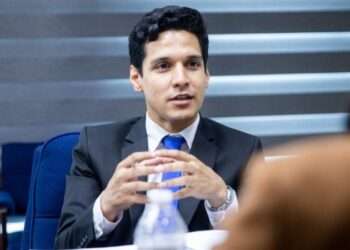 Subsecretario de Prensa de Honduras detenido y esposado por la policía por “manejar ebrio”