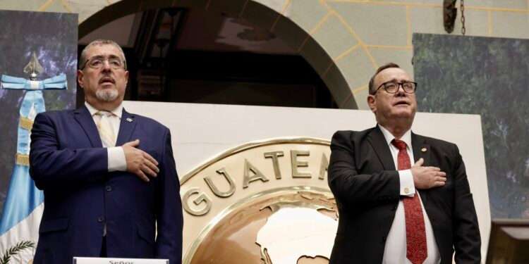 Gobierno guatemalteco entrega 66 mil folios de información oficial a equipo de Bernardo Arévalo