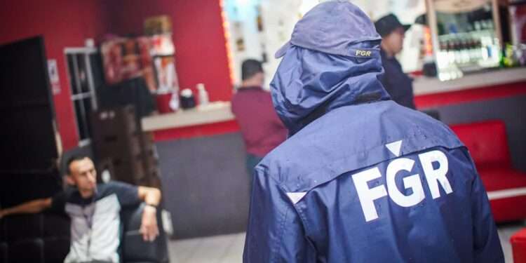 Arrestan a 6 presuntos narcos y traficantes de personas en El Salvador