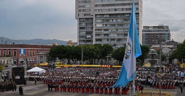 Presidente Giammattei se ausenta de actos de independencia por “una fuerte gripe”