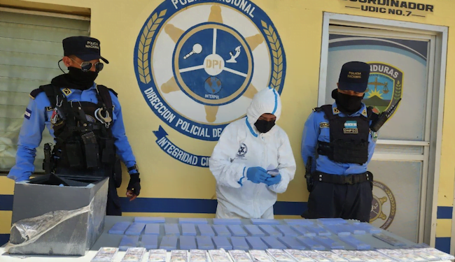 Policía hondureña descubre 210 mil dólares falsos en el oriente del país