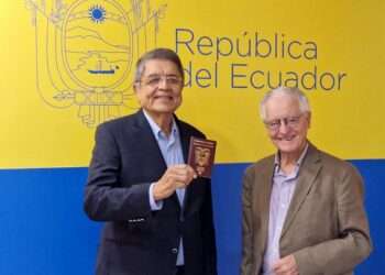 Escritor nicaragüense Sergio Ramírez recibe pasaporte de Ecuador tras adoptar esa nacionalidad
