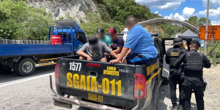 Autoridades de Guatemala capturan a 6 “coyotes” en su intento de trasladar a 42 migrantes irregulares