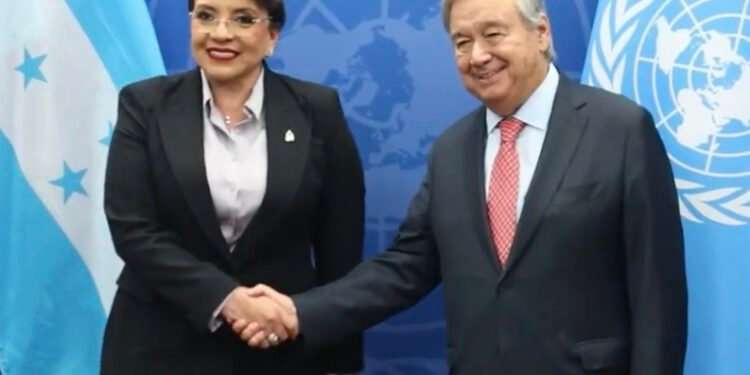 Presidenta de Honduras firma convenio para la CICIH y lo entrega al secretario general de la ONU
