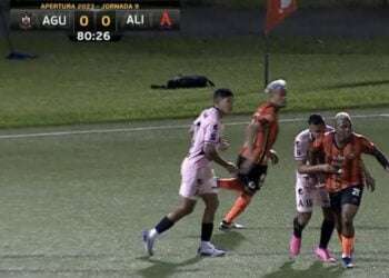 Defensa del Alianza muerde a jugador del Águila en El Salvador y video lo evidencia