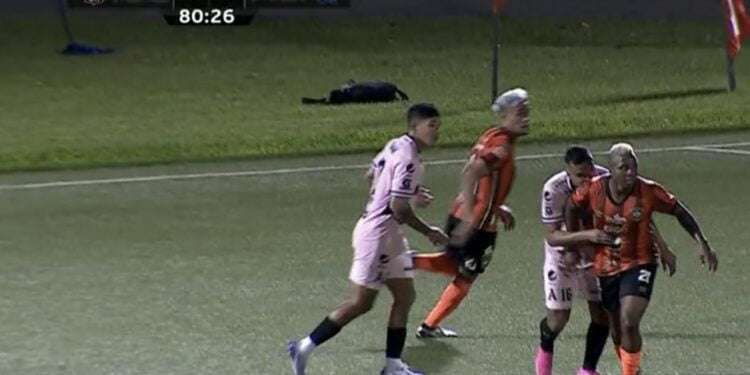 Defensa del Alianza muerde a jugador del Águila en El Salvador y video lo evidencia