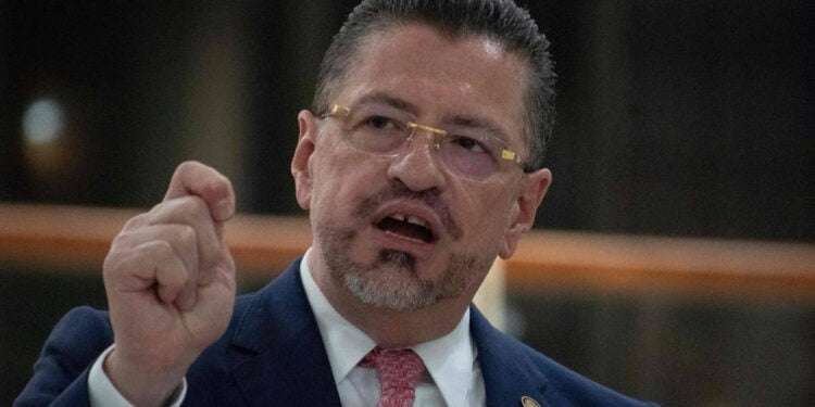 Presidente de Costa Rica enfrenta nueva demanda por presunto fraude en el marco de tecnologías 5G