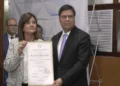La vicepresidenta electa, Karin Herrera, al recibir su credencial.