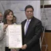 La vicepresidenta electa, Karin Herrera, al recibir su credencial.