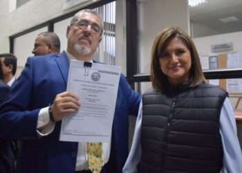 Vicepresidenta electa de Guatemala usa chaleco blindado en actos públicos