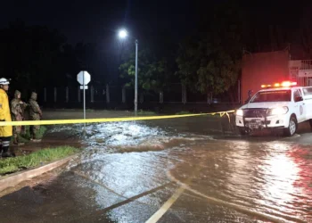 Personal de Protección Civil de El Salvador en una zona afectada por las lluvias.