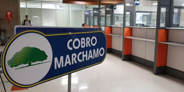 Gobierno de Chaves celebra rebaja de impuestos de vehículos que había prometido vetar en Costa Rica