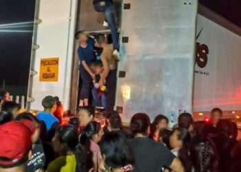 Autoridades mexicanas encuentran cientos de migrantes centroamericanos dentro de tráiler