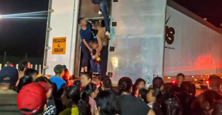 Autoridades mexicanas encuentran cientos de migrantes centroamericanos dentro de tráiler