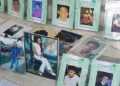 Fotos de migrantes que han desaparecido durante su viaje a través de México, bordean una plaza en Tabasco, México. Foto cortesía COFAMIDE