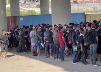 Miles de migrantes indocumentados han llegado hasta la frontera sur de los Estados Unidos.