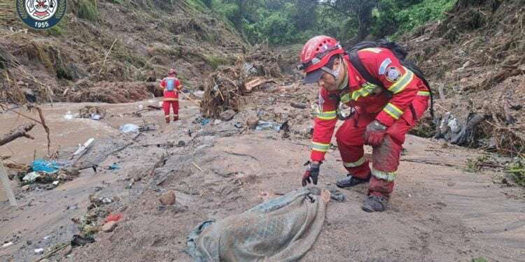 Río arrasa parte de comunidad en la Ciudad de Guatemala: al menos 3 muertos y 15 desaparecidos