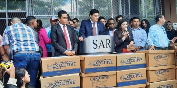 Funcionario hondureño presenta supuestas pruebas contra empresarios