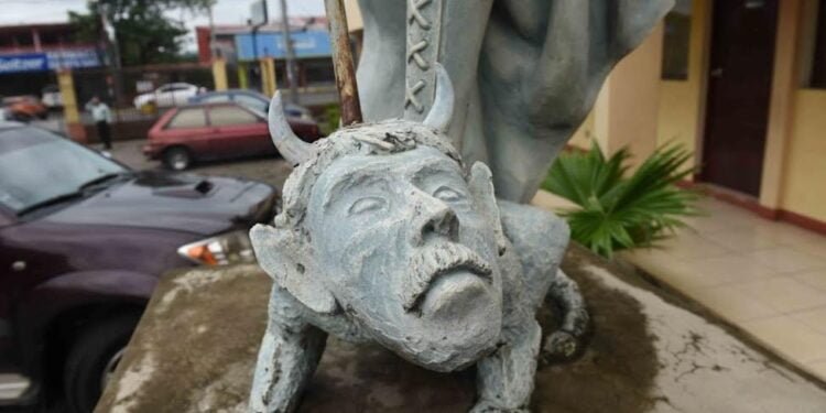 ¿Cuáles son las tres oraciones prohibidas por la dictadura a los sacerdotes en Nicaragua?