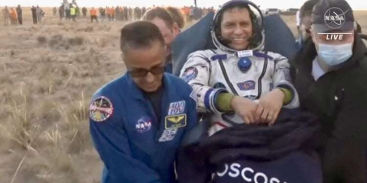 Astronauta de origen salvadoreño aterriza en Kazajistán con éxito después de 371 días el espacio