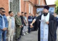 Un sacerdote ortodoxo ruso bendice a los mercenarios que se integran al ejército ruso. Entre ellos habría cubanos, según medios rusos.