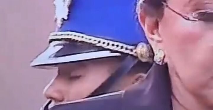 ¡Viral!: cadete hondureño se duerme durante discurso de la presidenta