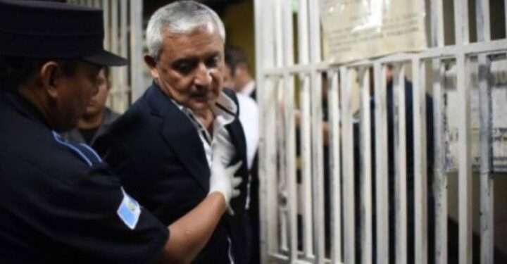 Expresidente Pérez Molina de Guatemala se declara culpable y lo condenan a 8 años de cárcel