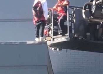 Salvadoreño trataba de lanzarse desde edificio en Guatemala, pero fue rescatado