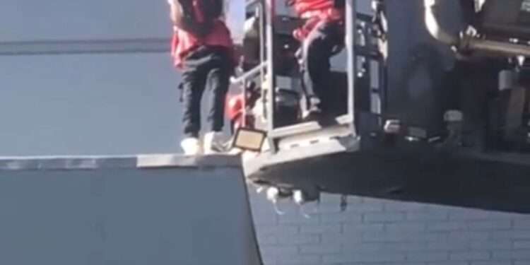 Salvadoreño trataba de lanzarse desde edificio en Guatemala, pero fue rescatado