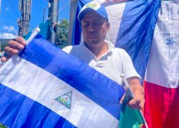 Esquinas salvadoreñas teñidas de azul y blanco por la independencia
