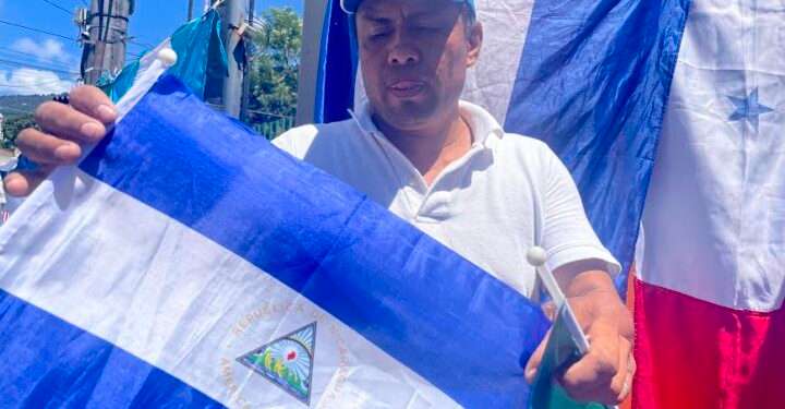Esquinas salvadoreñas teñidas de azul y blanco por la independencia