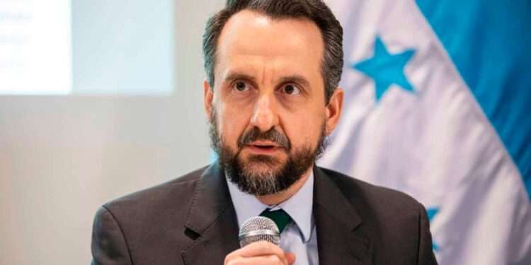 Viaje de 16 diputados hondureños es pagado por Rusia, justifica ministro de la Presidencia