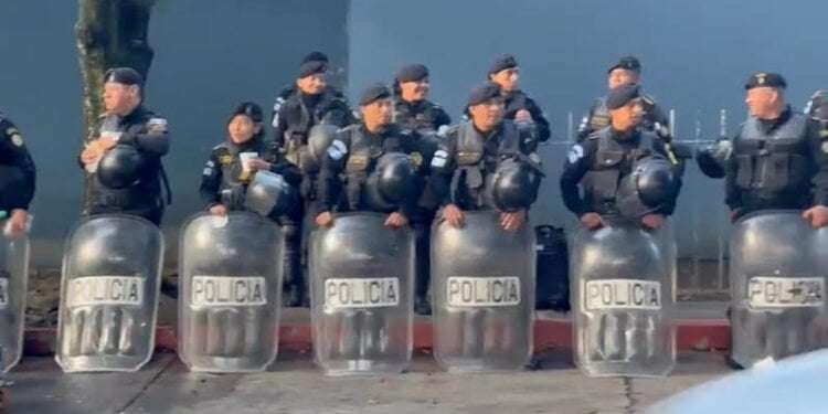 Policías antimotines custodian aeropuerto La Aurora de Guatemala ante amenazas de bloqueos