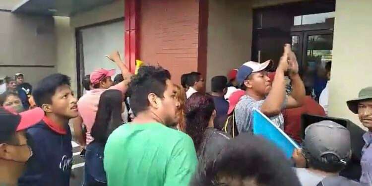 Denuncian vandalismo en zonas aledañas a las manifestaciones en Guatemala