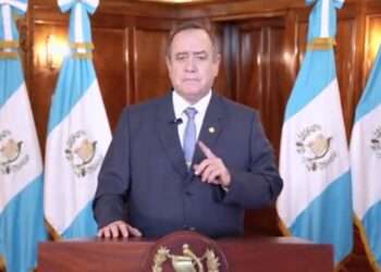 Giammattei ofrece desalojos y la PNC se enfrenta con manifestantes en Guatemala