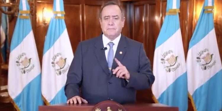 Giammattei ofrece desalojos y la PNC se enfrenta con manifestantes en Guatemala