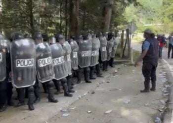 Policías y manifestantes chocan en algunos puntos de Guatemala