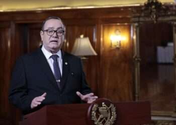 Giammattei se justifica y dice que no puede destituir a la fiscal Porras