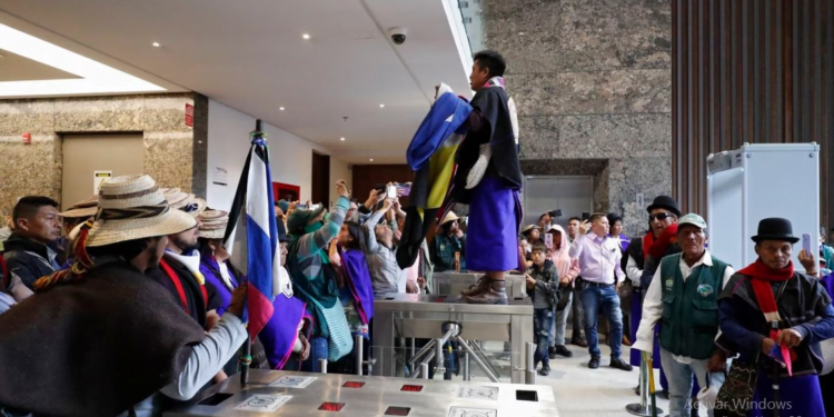 Petro pone gasolina a tensa relación con la prensa en Colombia