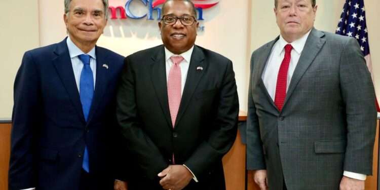 Inversión y generación de empleo, los temas que discutió Nichols con Cámara de Comercio Americana en El Salvador