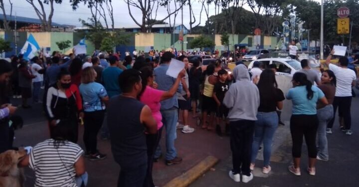 Más bloqueos este sábado en Guatemala y el gobierno desmiente el estado de excepción