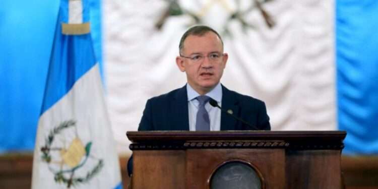 Exministro de Gobernación de Guatemala confirma que renunció por presiones de Ministerio Público